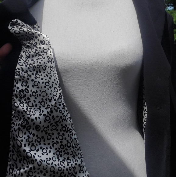 Tahari black blazer 3 button 12 petite - Picture 7 of 11